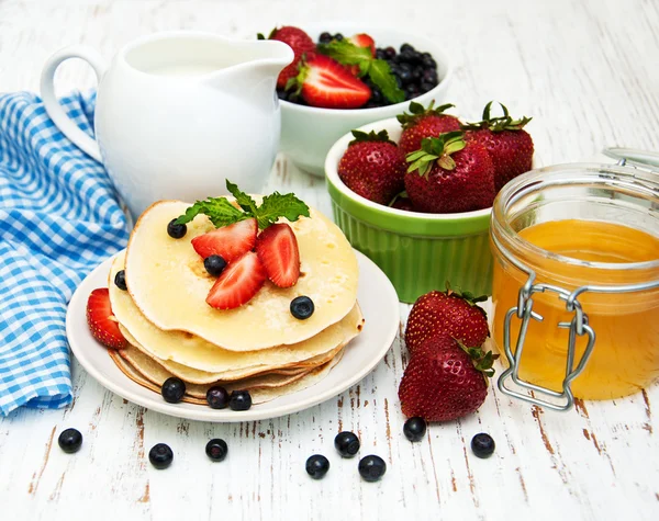 Pannkakor och färska bär — Stockfoto