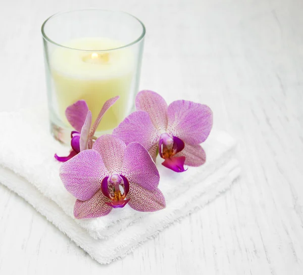 Orquídeas y toallas rosadas — Foto de Stock