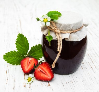 Çilek reçeli ve taze çilek.