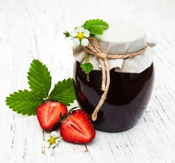 Çilek reçeli ve taze çilek.