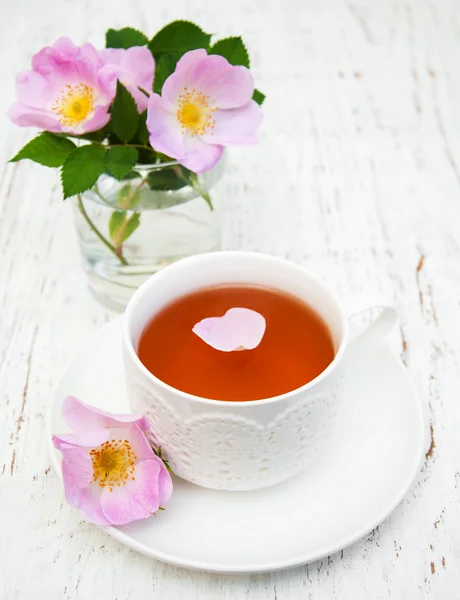 Чашка чая и догрозе — стоковое фото