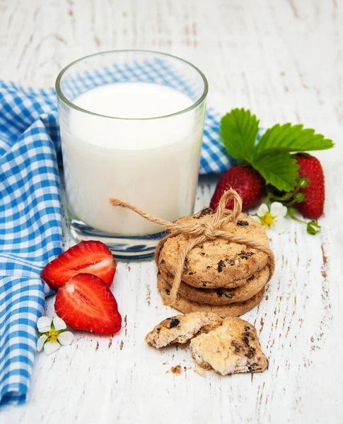 Latte, biscotti e fragole — Foto Stock