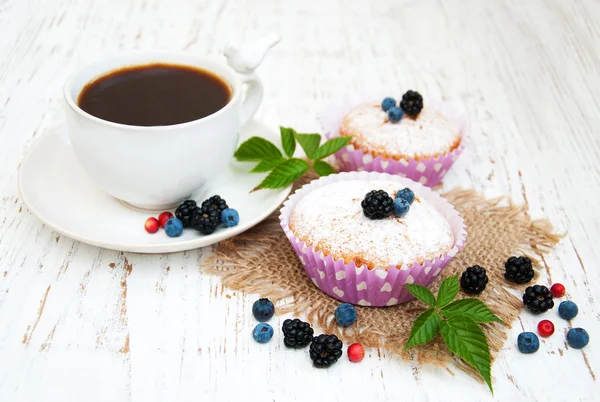 Muffin dengan buah berry segar — Stok Foto