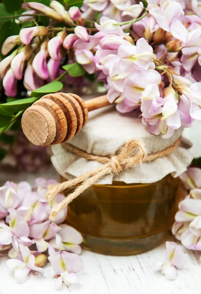 Miel con flores de acacia — Foto de Stock