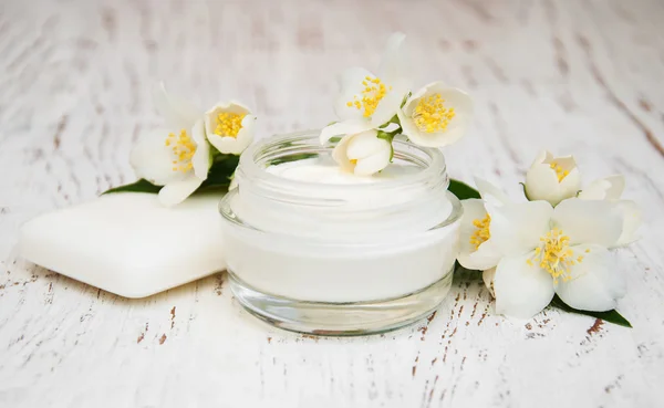 nemlendiriciler üzerinde beyaz w Yasemin çiçekleri ile yüz ve vücut kremi