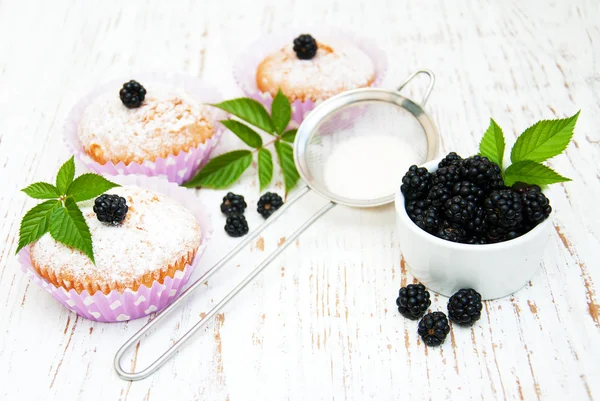 Muffins com amora preta — Fotografia de Stock