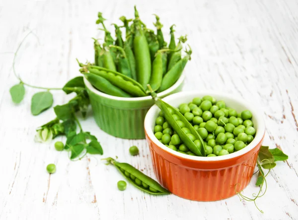 Schalen mit frischen Erbsen — Stockfoto