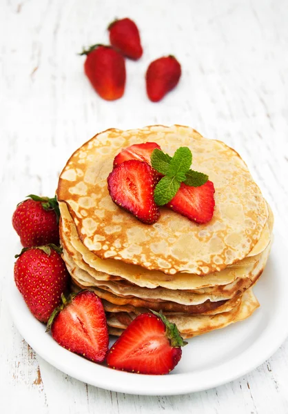 Pfannkuchen mit Erdbeeren — Stockfoto