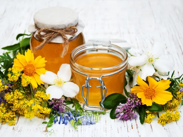 Мед и полевые цветы — стоковое фото