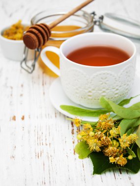 Bir fincan ıhlamur çiçekli bitki çayı.