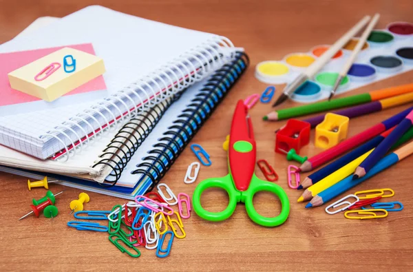 Sortimento de vários itens escolares — Fotografia de Stock