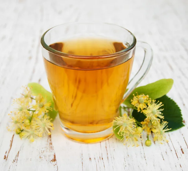 Kopp örtte med lindblommor — Stockfoto