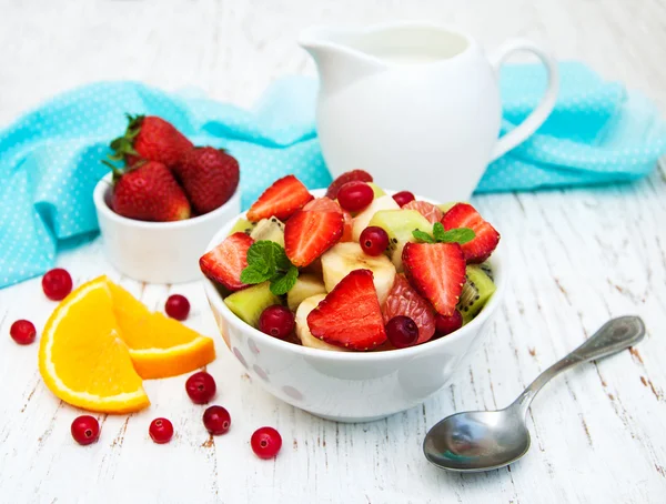 Salat mit frischen Früchten — Stockfoto