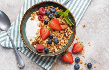 Yoğurt, çilek, yabanmersini, ahududu ve naneli tahıl gevreği.