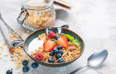 Yoğurtlu granola, yabanmersini, çilek ve ahududu sağlıklı bir kahvaltı sunar