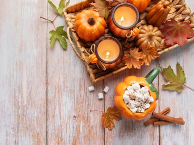 Şekerlemeli sıcak çikolata, sıcak mumlar ve sonbahar yaprakları sıcak bir sonbahar atmosferi yaratır.