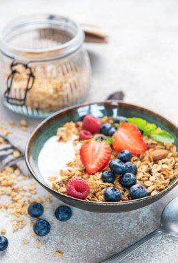 Yoğurtlu granola, yabanmersini, çilek ve ahududu sağlıklı bir kahvaltı sunar