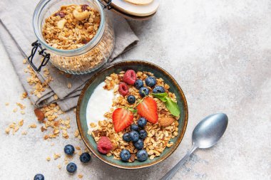Yoğurtlu granola, yabanmersini, çilek ve ahududu sağlıklı bir kahvaltı sunar