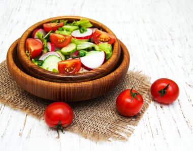 Bahar domates, salatalık ve turp salatası