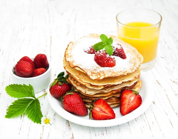 Pfannkuchen mit Erdbeeren — Stockfoto