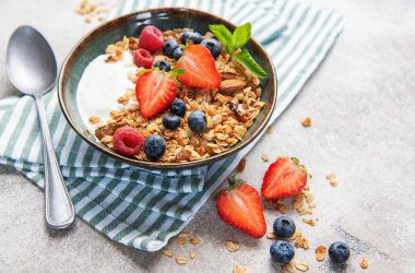 Yoğurt, çilek, yabanmersini, ahududu ve naneli tahıl gevreği.