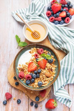 Yoğurtlu, böğürtlenli ve ballı granola kasesi.