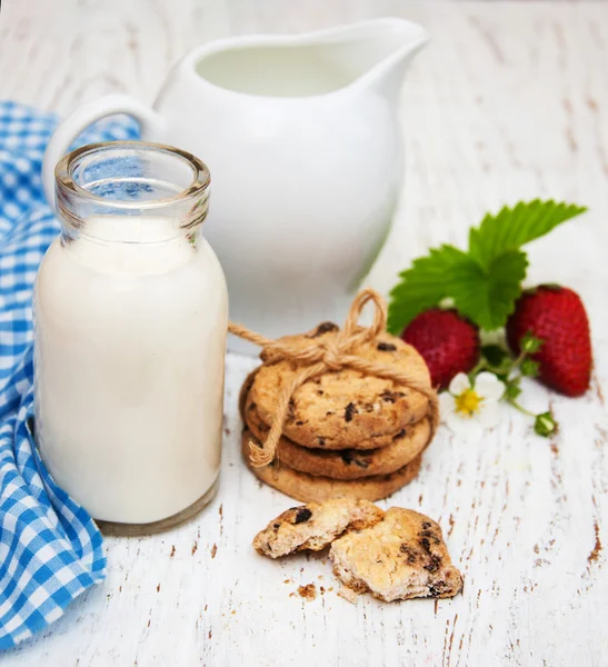 Latte e biscotti — Foto Stock