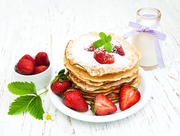 Pfannkuchen mit Erdbeeren — Stockfoto