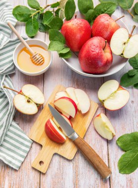 Sağlıklı bir atıştırmalık için taze organik elma dilimlemek ya da rosh hashanah kutlaması.