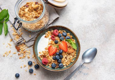 Yoğurtlu granola, yabanmersini, çilek ve ahududu sağlıklı bir kahvaltı sunar