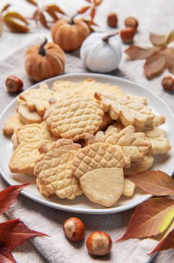 Ev yapımı sonbahar kurabiyeleri. Şenlikli dekorlu. Sıcak sonbahar havası getiriyor.