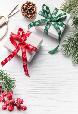 Bayram kutlaması için kırmızı ve yeşil kurdeleli kutlama kutuları.