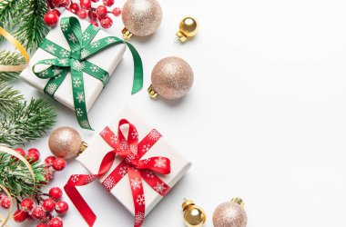 Noel hediyeleri ve şenlikli dekorasyonlar bir tatil planı oluşturuyor.