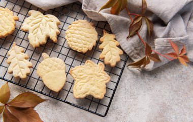Taze pişmiş kurabiyeler askıda soğuyor, sonbahar mevsimini kutluyorlar.