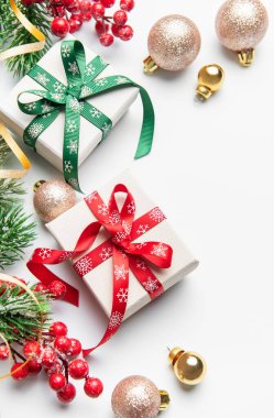Noel hediyeleri ve şenlikli dekorasyonlar bir tatil planı oluşturuyor.