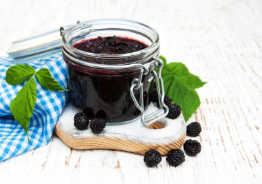 böğürtlen reçeli ve taze böğürtlen