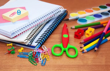 Çeşitli okul öğeleri ürün yelpazesine