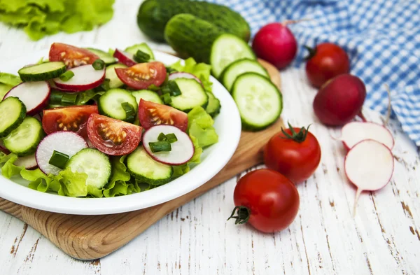 Весенний салат с помидорами, огурцами и редиской — стоковое фото