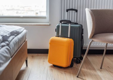 Bir otel odasındaki bavullar tatil ve seyahati simgeliyor.