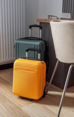 Bavulları şık bir otel odasında tatile hazır hale getirin.