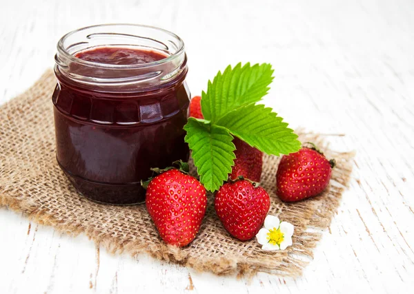 Mermelada de fresa y fresas frescas — Foto de Stock