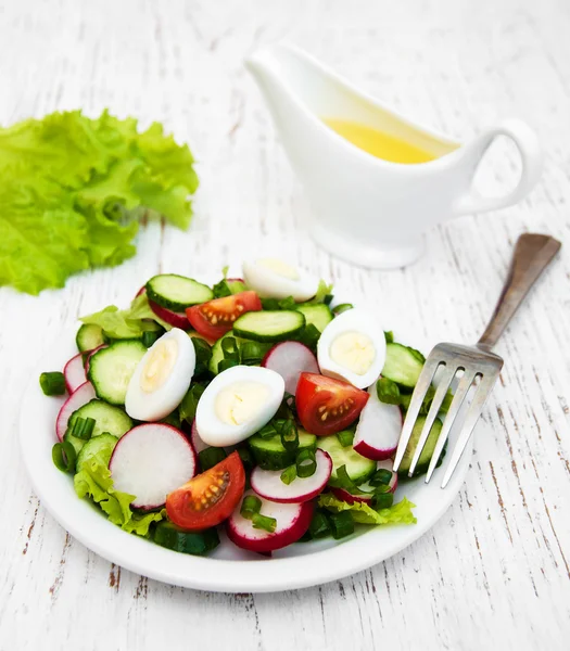 Salada de primavera com ovos, pepinos e rabanete — Fotografia de Stock