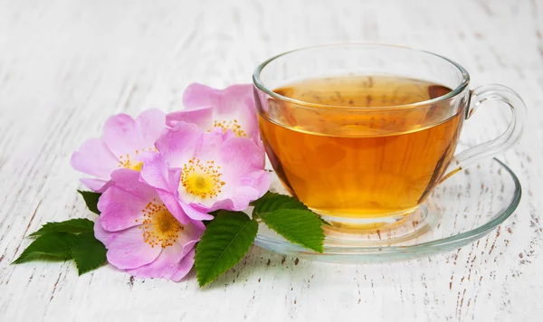 Cup of tea and dogrose — Stock Photo, Image
