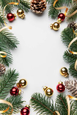 Bayram süsleri ve bayram çerçevesini şekillendiren köknar dalları