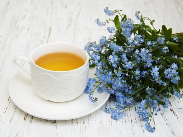 Tasse Tee und vergiss mich nicht — Stockfoto