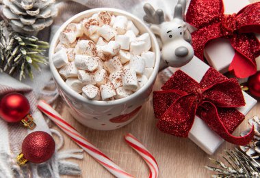 Bayram hediyelerinin ve süslerin yanında lokum kaplı sıcak çikolata.