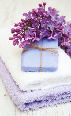 Doğal sabun ve Lila çiçek