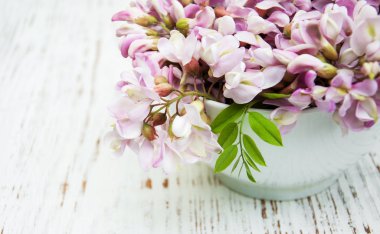 akasya çiçekleri ile kase