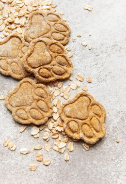 Sağlıklı ev yapımı yulaf ezmesi ve çimento üzerine yuvarlanmış yulaf ezmesi.