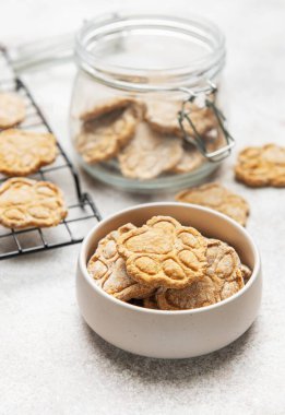 Pençe izi şekilli köpek maması bir rafta soğutuluyor, kavanozda saklanıyor ve bir kasede servis ediliyor.